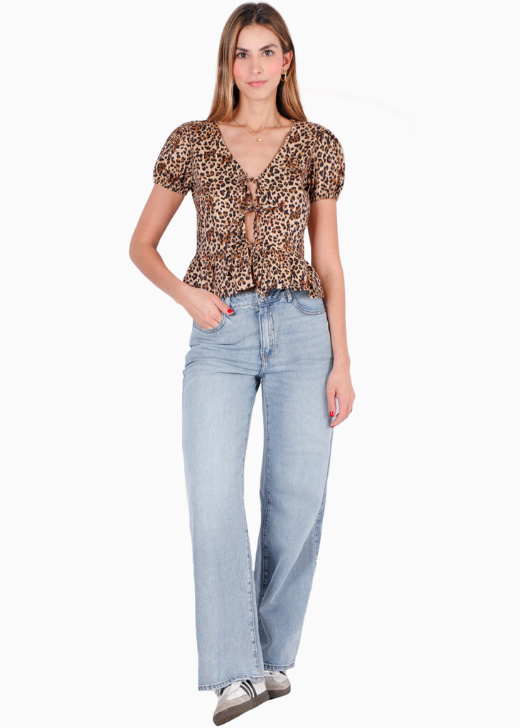 Blusa manga corta de animal print con mangas embobadas y anudados en frente color café para mujer - Flashy