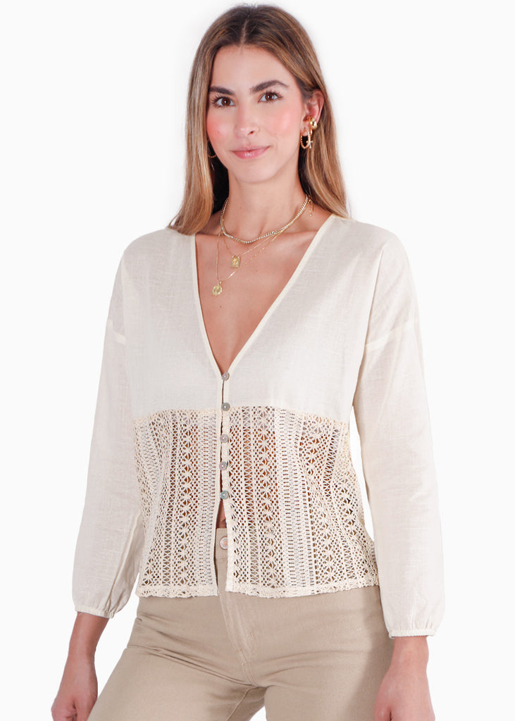 Blusa manga larga con botones y detalle en crochet color beige para mujer - Flashy