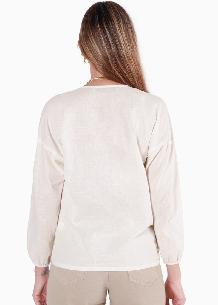 Blusa manga larga con botones y detalle en crochet color beige para mujer - Flashy