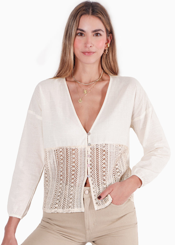 Blusa manga larga con botones y detalle en crochet color beige para mujer - Flashy