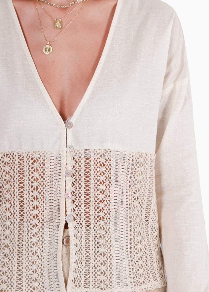 Blusa manga larga con botones y detalle en crochet color beige para mujer - Flashy