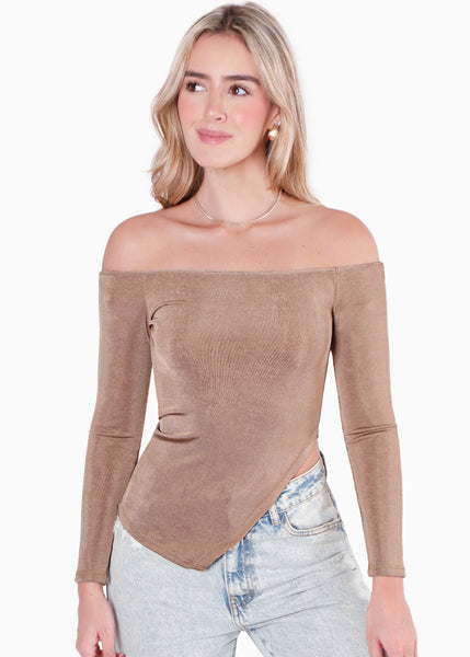 Blusa manga larga con escote off shoulder y ruedo asimétrico color café para mujer - Flashy