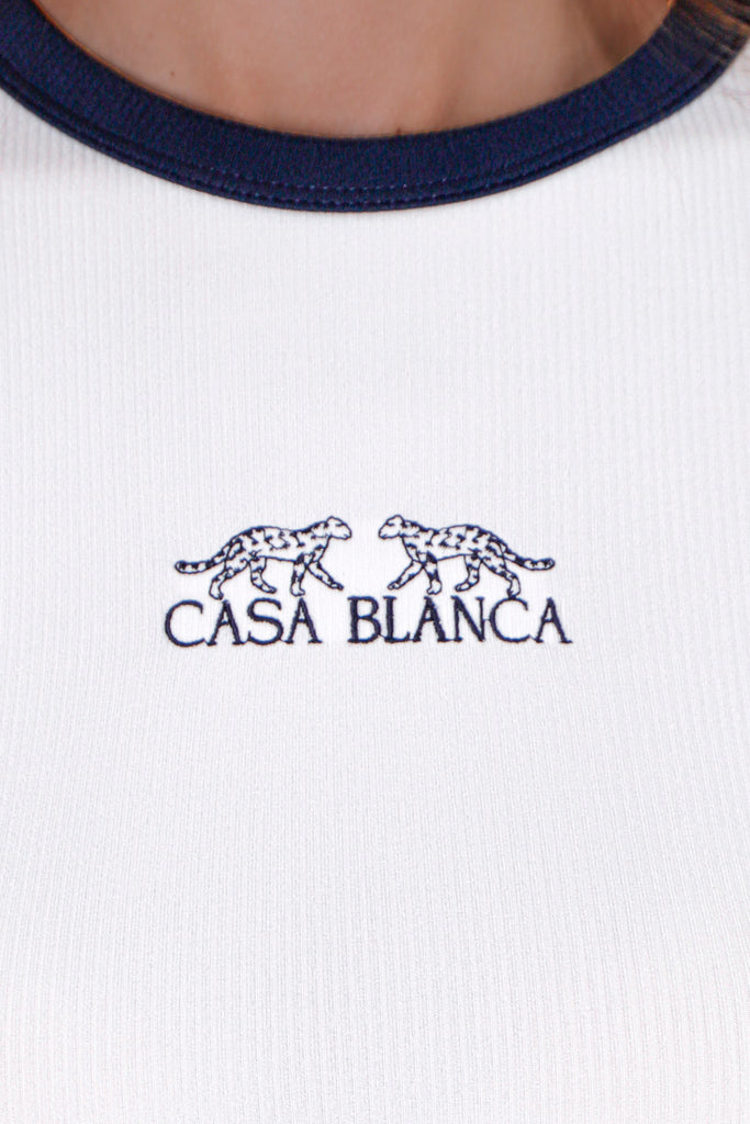 Camiseta crop con sesgos en contraste y bordado "Casa Blanca" color blanco, marfil para mujer - Flashy