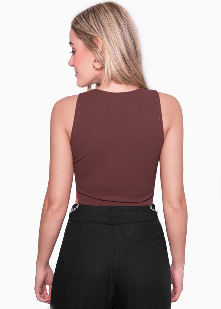 Crop top sin mangas con apliques de perlas en costados color café para mujer - Flashy