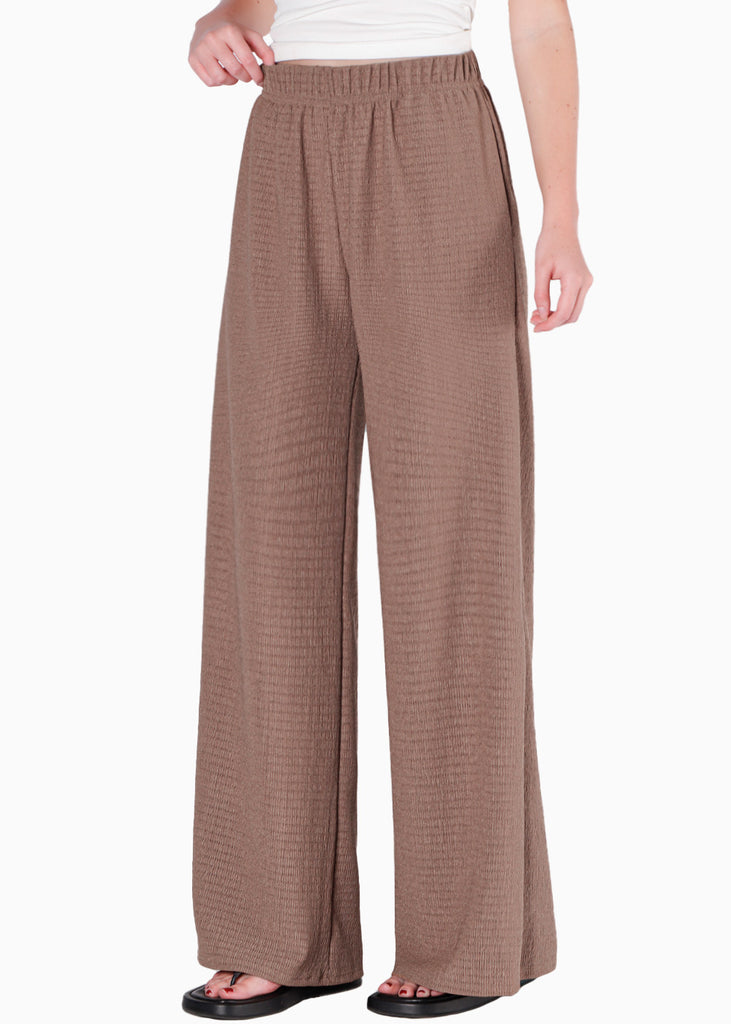 Pantalón wide leg con elástico en cintura y tela con textura color café para mujer - Flashy