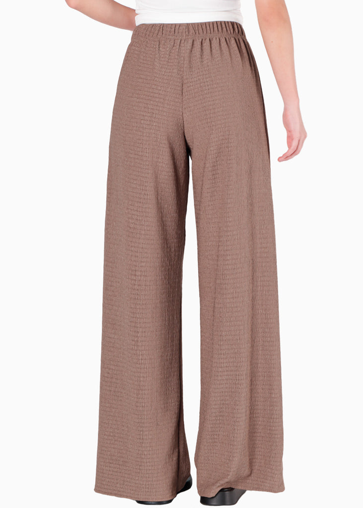 Pantalón wide leg con elástico en cintura y tela con textura color café para mujer - Flashy