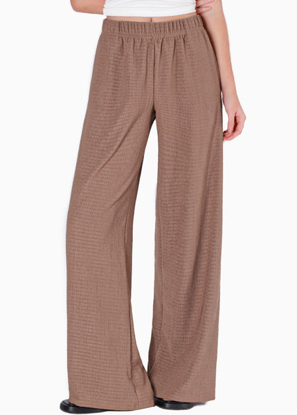 Pantalón wide leg con elástico en cintura y tela con textura color café para mujer - Flashy