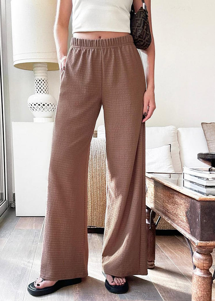 Pantalón wide leg con elástico en cintura y tela con textura color café para mujer - Flashy